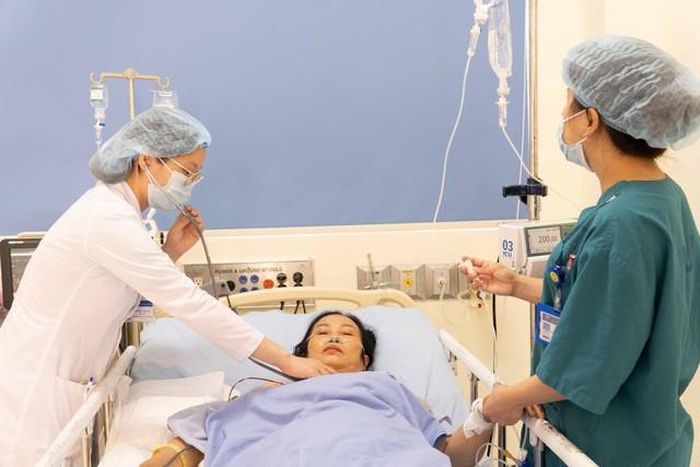 Người bệnh sốc nhiệt được điều trị tích cực tại khoa Hồi sức tích cực – chống độc. Ảnh BVCC