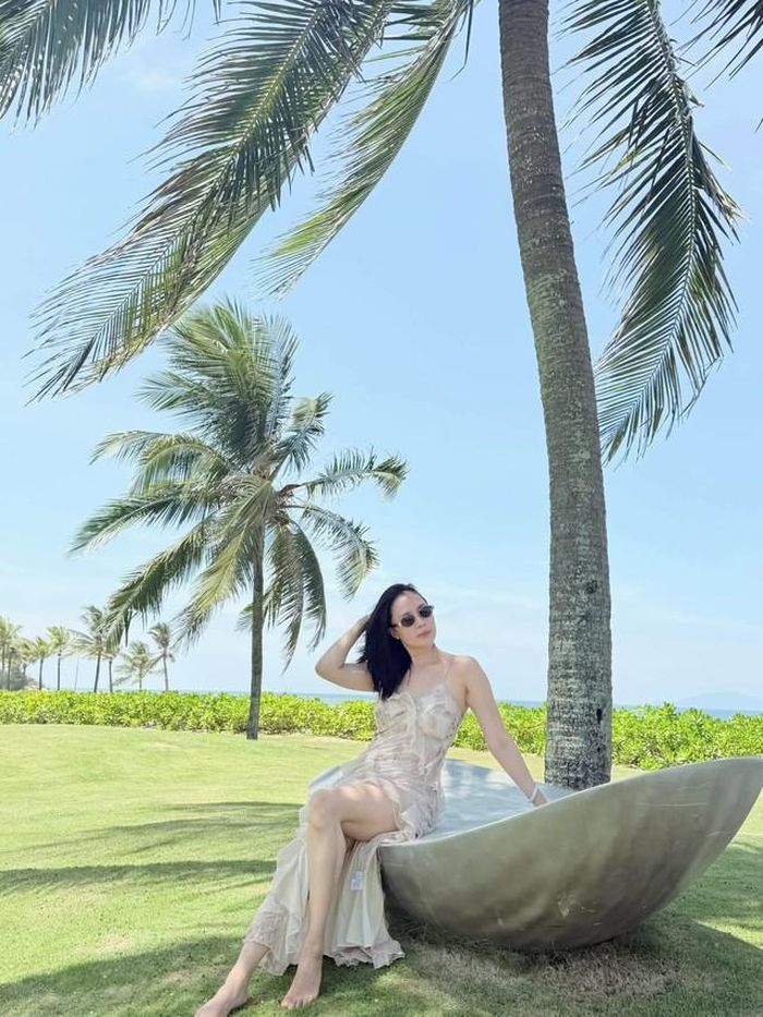 Hồng Diễm bước vào làng giải trí với vai trò người mẫu trước khi bén duyên với diễn xuất. Từ những ngày đầu xuất hiện trên màn ảnh, cô đã gây thiện cảm nhờ gương mặt hài hòa, nụ cười dịu dàng cùng phong thái nữ tính.