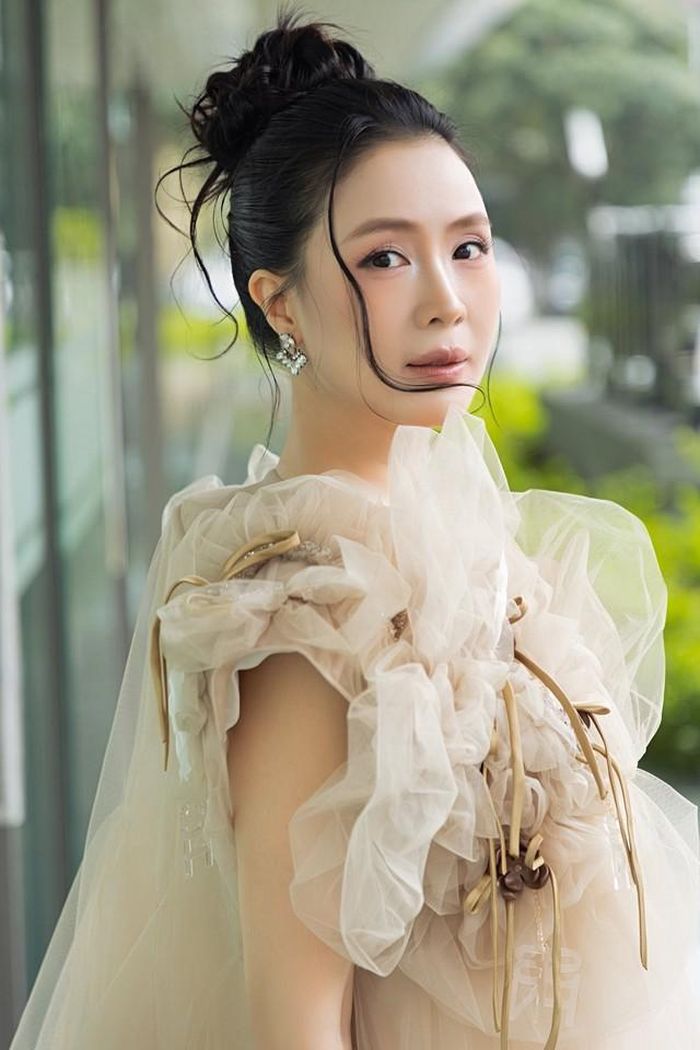 Ở đời thường, nữ diễn viên cũng thường xuất hiện với phong cách kín đáo, tinh tế. Những bộ trang phục có thiết kế vừa vặn, màu sắc trang nhã thường được cô ưu tiên. Khi dự sự kiện, Hồng Diễm có thể biến hóa với những bộ váy sang trọng nhưng vẫn giữ được sự chừng mực, thanh lịch vốn có.