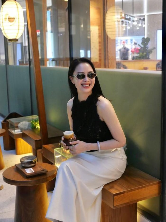 Trên màn ảnh, Hồng Diễm thường đảm nhận những nhân vật có vẻ ngoài nền nã, giàu cảm xúc. Ngoại hình phù hợp với hình tượng người phụ nữ hiện đại nhưng vẫn giữ nét truyền thống - một trong những lợi thế giúp cô tạo dấu ấn riêng.