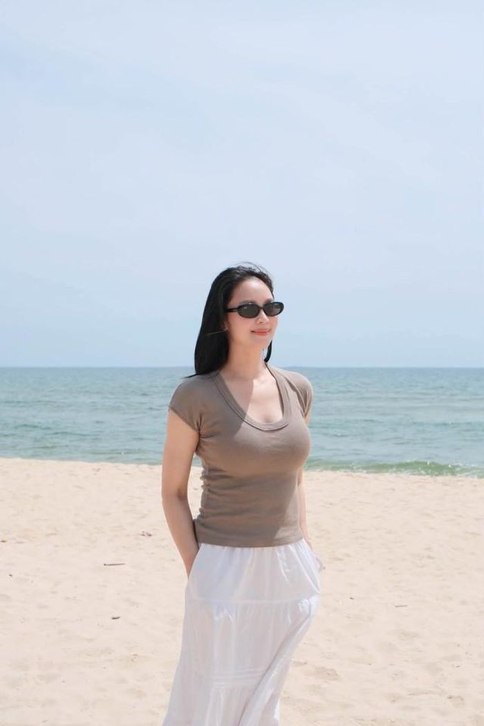 Điểm đặc biệt ở Hồng Diễm là vẻ đẹp không quá phô trương. Nữ diễn viên thường lựa chọn phong cách thời trang thanh lịch, trang điểm vừa phải, qua đó tôn lên những đường nét tự nhiên trên gương mặt. Chính sự giản dị ấy giúp cô giữ được hình ảnh đẹp trong mắt khán giả.