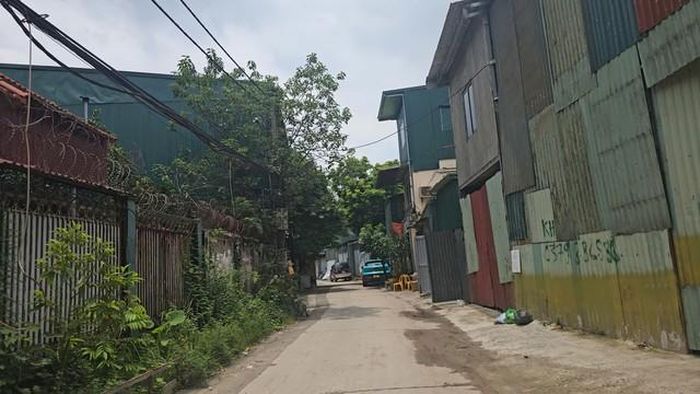 Nhà xưởng tạm bợ trên đường Nguyễn Văn Giáp tồn tại tiềm ẩn nguy cơ cháy nổ - (ảnh Nhật Tân).