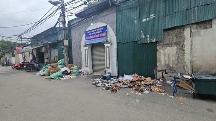 Nhiều nhà xường còn vứt rác ra ngoài mặt đường - (ảnh Nhật Tân).