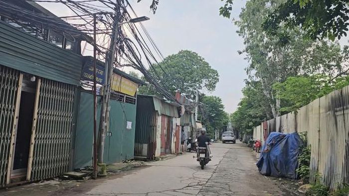 Hệ thống dây điện ở đây chằng chịt, tiềm ẩn nguy cơ chập điện cao - (ảnh Nhật Tân).