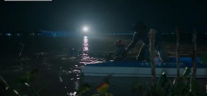 Chơn phát hiện có tàu hút cát trộm và bị truy đuổi. Ảnh VTV