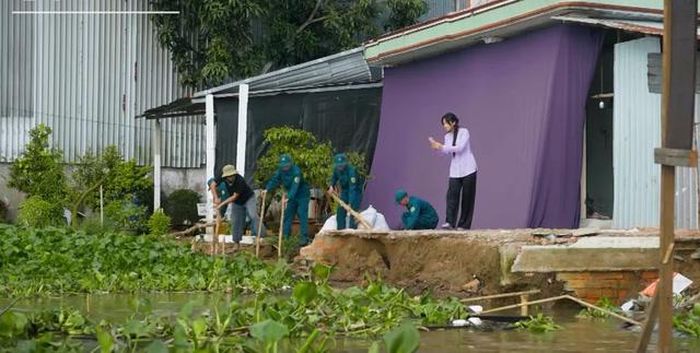 Phù Sa mải chụp hình suýt chút nữa là rơi xuống sông. Ảnh VTV