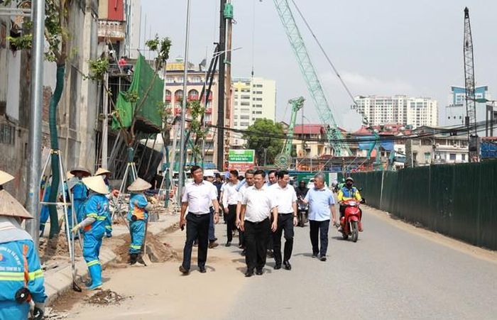 Phó Chủ tịch UBND Thành phố Đỗ Anh Tuấn kiểm tra tiến độ dự án Xây dựng đường Vành đai 1, đoạn Hoàng Cầu - Voi Phục. Ảnh: Huy Kiên
