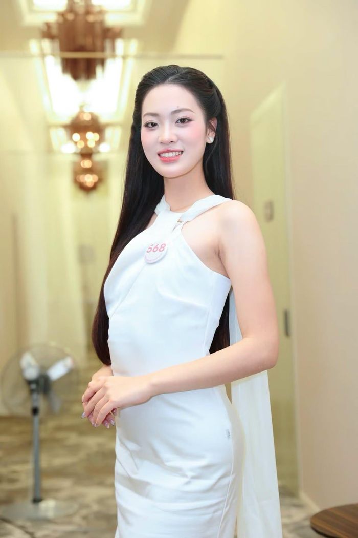 Phạm Thị Phương (SBD 568), sinh năm 2006, hiện là sinh viên năm thứ ba Đại học Phenikaa. Đến với Hoa hậu Việt Nam 2026, Phương đặt mục tiêu tiến sâu tại cuộc thi. Với cô, đó cũng là cách để đáp lại sự kỳ vọng của gia đình và ghi nhận quá trình học tập, rèn luyện của bản thân.
