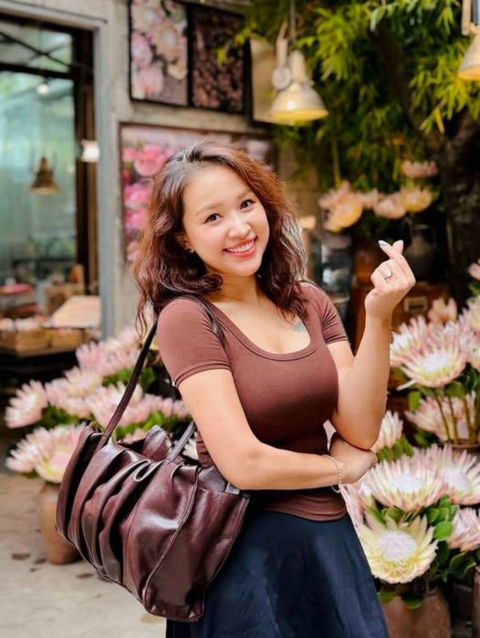 MC Vân Hugo chia sẻ hình ảnh xinh tươi rạng rỡ, tràn đầy năng lượng. 