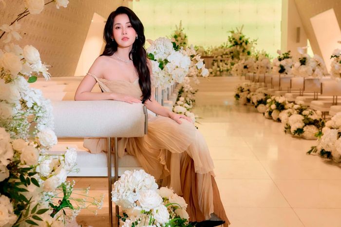 "Hoàn hảo cũng tốt, mà không hoàn hảo cũng chẳng sao, đừng mãi làm khổ chính mình”, Tú Vi viết trên trang cá nhân.
