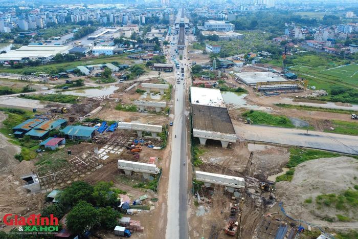 Khu vực Quốc lộ 6 giao với dự án đường Vành đai 4 cũng đang được thi công khẩn trương, công nhân tập trung thi công hạng mục cầu vượt trên tuyến.