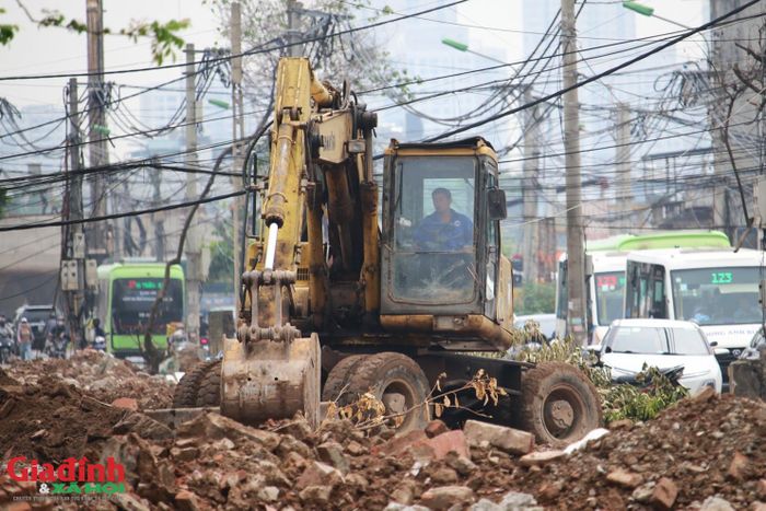 Xe cẩu, xe tải được huy động để thu gom phế liệu, đất đá ra khỏi khu vực mới được giải phóng mặt bằng ở phường Yên Nghĩa.