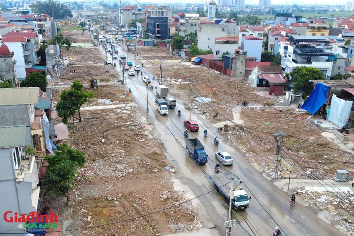 Theo ghi nhận của PV Chuyên trang Gia đình và Xã hội (Báo Sức khỏe và Đời sống) vào ngày 19/8, dọc tuyến Quốc lộ 6 đi qua địa bàn phường Yên Nghĩa - một trong những địa bàn có mật độ dân cư đông đúc, các hộ dân đã tháo dỡ nhà cửa, di dời tài sản để bàn giao mặt bằng phục vụ dự án cải tạo, nâng cấp tuyến đường.