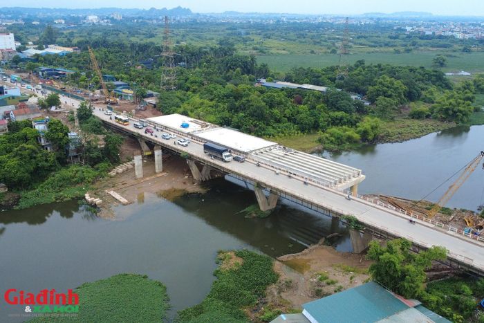 Tại công trường thi công cầu Mai Lĩnh, các nhà thầu đang duy trì liên tục nhiều mũi thi công. Các kỹ sư và công nhân bám sát công trường, triển khai đồng bộ từ phần dưới đến phần trên của công trình cầu.