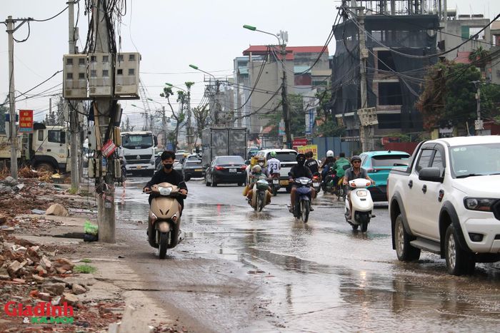 Việc thi công khiến giao thông qua khu vực này thường xuyên ùn tắc. Mặt đường cũng xuất hiện nhiều vết nứt, lún... các phương tiện phải di chuyển chậm.