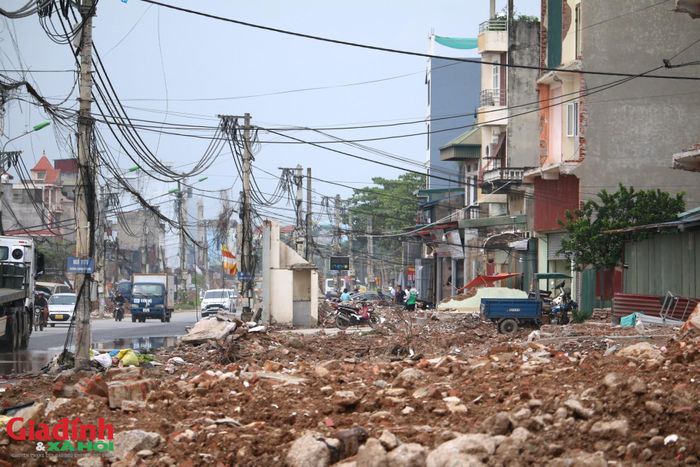 Sau khi công tác tháo dỡ hoàn tất, khu vực này cơ bản đã có mặt bằng sạch. Hệ thống máy xúc, xe cẩu, xe tải cùng công nhân được huy động tối đa để hỗ trợ thu gom vật liệu, vận chuyển phế liệu và đất đá ra khỏi hiện trường.