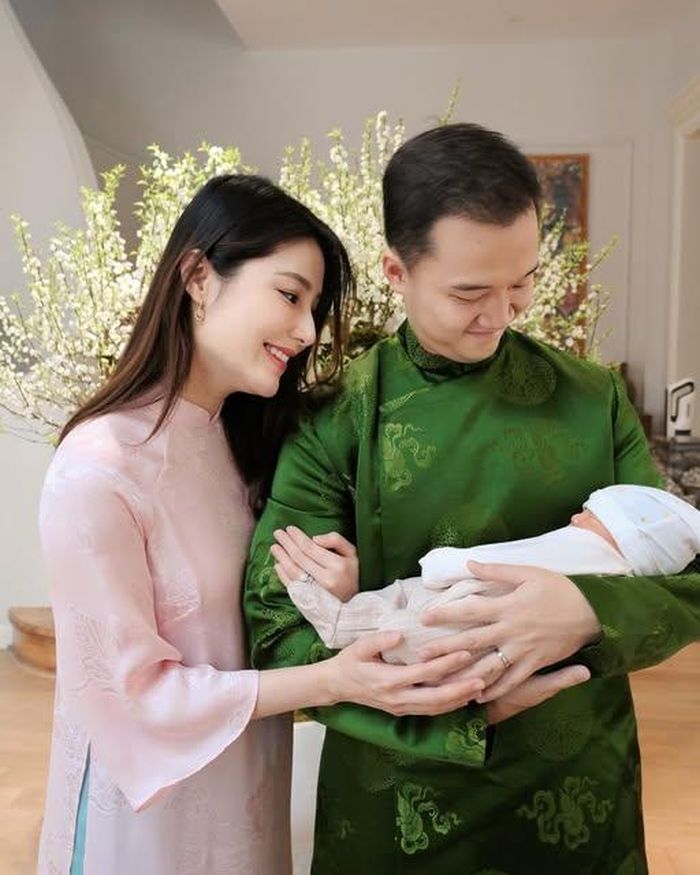 Đầu năm 2025, Diễm My thông báo đã hạ sinh con đầu lòng. Khi đó dù mới sinh con chưa lâu, hình ảnh của Diễm My cho thấy cô vẫn giữ được vóc dáng thon gọn, nhan sắc rạng rỡ không hề có dấu hiệu xuống phong độ.