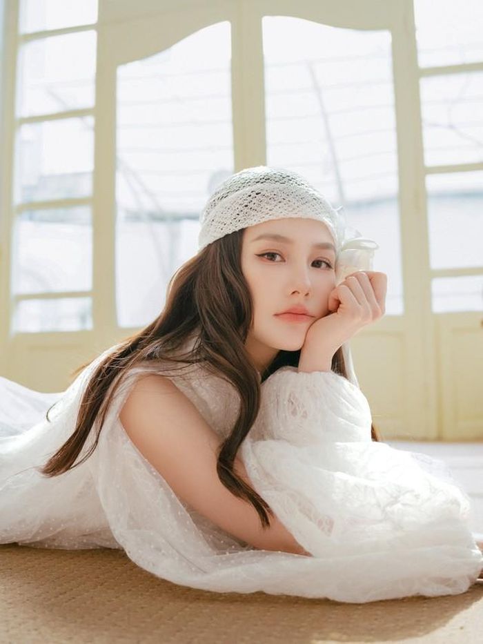 Sau khi sinh con, Diễm My đã dần trở lại với những bộ ảnh chụp, tham gia một số sự kiện... Cô nhiều lần khiến cộng đồng mạng chú ý với những bức ảnh mới. Người đẹp "gái một con" được đánh giá có nhan sắc thăng hạng, thân hình quyến rũ.