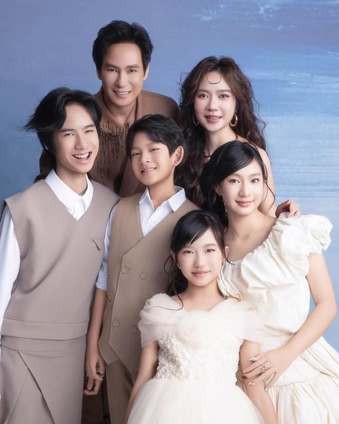 Bên cạnh sự nghiệp điện ảnh, cuộc sống gia đình của Lý Hải - Minh Hà cũng nhận được nhiều sự quan tâm. Hai vợ chồng có bốn người con gồm: Rio, Cherry, Sunny và Mio.
