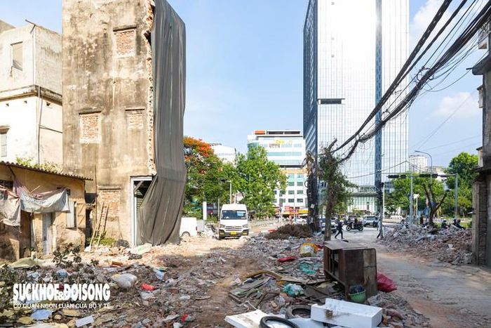 Từ cuối tháng 6, UBND phường Cầu Giấy bắt đầu triển khai công tác giải phóng mặt bằng để thực hiện dự án cải tạo, mở rộng đoạn ngõ từ phố Thành Thái đến đường Nguyễn Khang. Đến cuối tháng 7, phần lớn các hộ dân thuộc diện thu hồi đất đã chủ động tháo dỡ công trình, di chuyển tài sản để bàn giao mặt bằng.