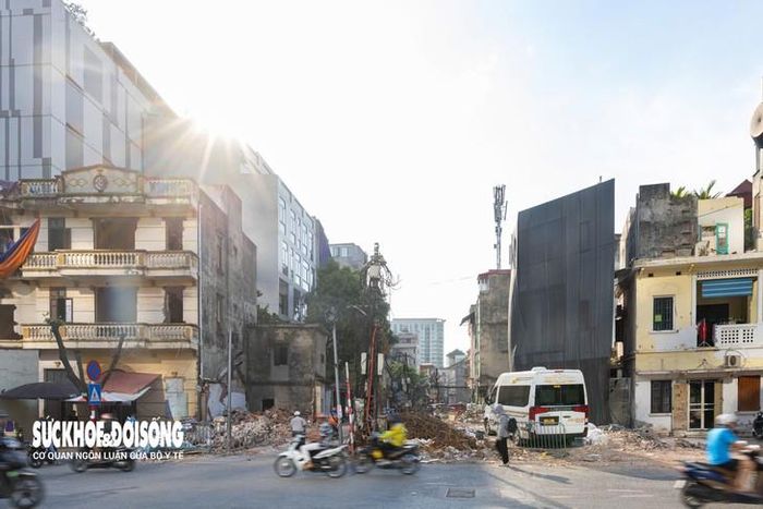 Ngõ 381 Nguyễn Khang (phường Cầu Giấy) nhiều năm qua được người dân gọi là “con ngõ khổ nhất Hà Nội” bởi mặt đường chật hẹp, chỉ khoảng 3-5m, có nơi chưa đến 2m. Mặt ngõ xuống cấp, xuất hiện nhiều ổ gà, ổ voi, trong khi tình trạng ùn tắc thường xuyên xảy ra vào giờ cao điểm.