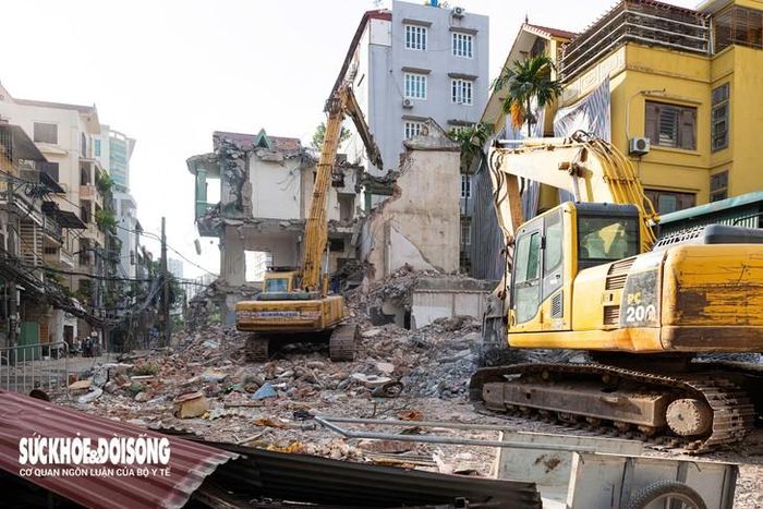 Ghi nhận tại công trường dự án, nhiều công trình nằm trong phạm vi dự án đã được tháo dỡ. Các loại phế thải, vật liệu xây dựng cũng đang được vận chuyển khỏi khu vực để sớm hình thành mặt bằng sạch.