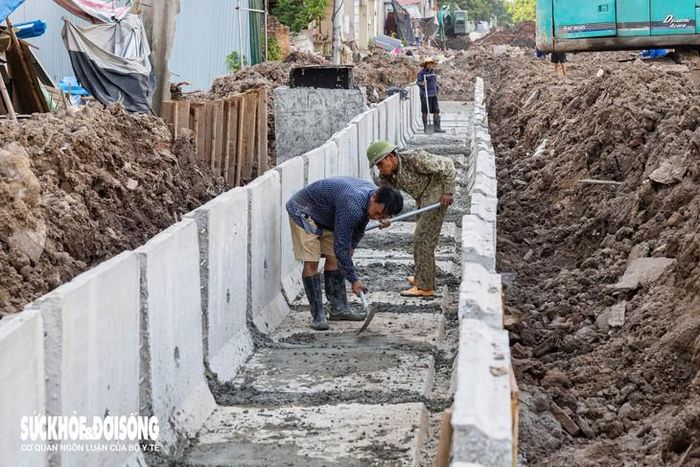 Nhà thầu thi công cũng huy đồng nhiều máy móc, nhân công để xử lý những công trình còn lại, phục vụ công tác bàn giao mặt bằng cho đơn vị thi công trong thời gian tới.
