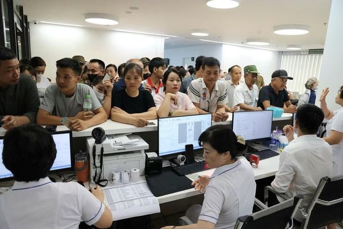 Người dân chờ làm thủ tục khám bệnh tại Bệnh viện Bạch Mai cơ sở Ninh Bình. Ảnh: Trần Minh