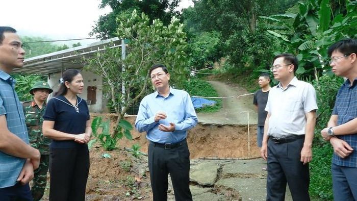 Phó Chủ tịch UBND tỉnh Thanh Hoá Mai Xuân Liêm kiểm tra thực tế điểm sạt lở đất tại xã Quan Sơn. Ảnh: UBND xã Quan Sơn.