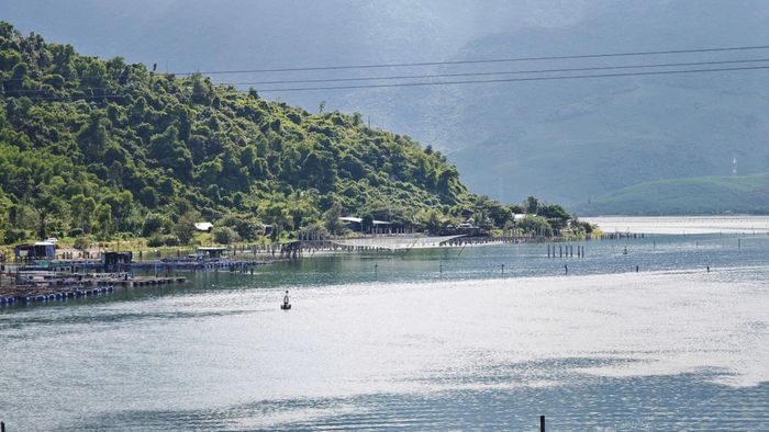 Trong lộ trình thực hiện, các nhiệm vụ nạo vét, khơi thông luồng lạch và xây dựng đê, kè chống sạt lở dự kiến được triển khai trong giai đoạn 2027-2028. Việc tháo dỡ, di dời cọc hàu, vật cản và sắp xếp lại vùng nuôi hàu, vẹm, cá lồng cũng được thực hiện trong giai đoạn này. Ảnh: H.Dũng.