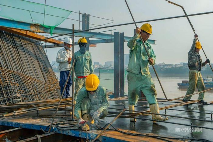 Công nhân gia công khung cốt thép phục vụ thi công các hạng mục cầu. Ảnh: Tuấn Anh