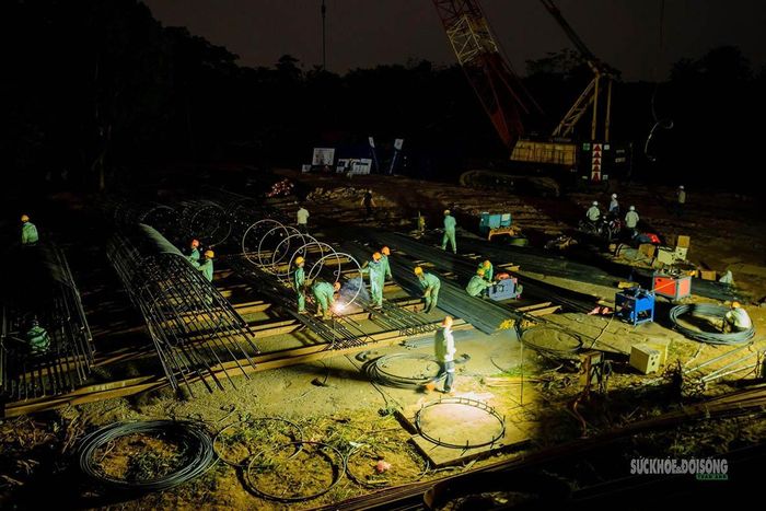 Các tổ công nhân làm việc ban đêm để đẩy nhanh tiến độ thi công. Ảnh: Tuấn Anh