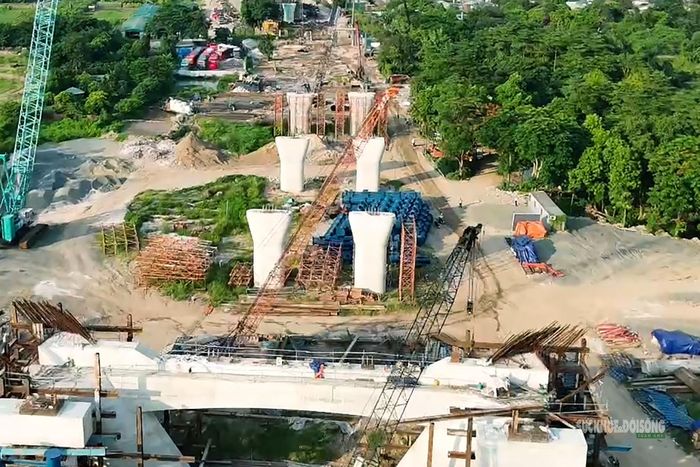 Các trụ cầu, cầu dẫn dần hiện hình sau nhiều tháng thi công. Ảnh: Tuấn Anh