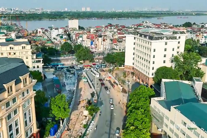 Toàn cảnh công trường cầu Trần Hưng Đạo nhìn từ phía phố Trần Hưng Đạo ra sông Hồng. Ảnh: Tuấn Anh