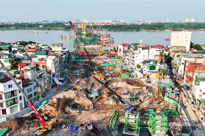 Khu vực công trường phía nội đô với nhiều hạng mục được triển khai đồng thời. Ảnh: Tuấn Anh