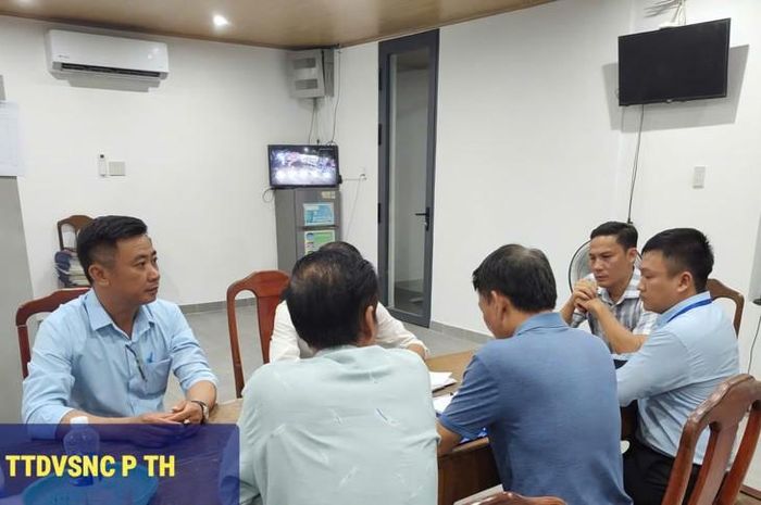 Lực lượng chức năng làm việc với chủ thuyền. Ảnh: Lãnh đạo UBND phường cung cấp.
