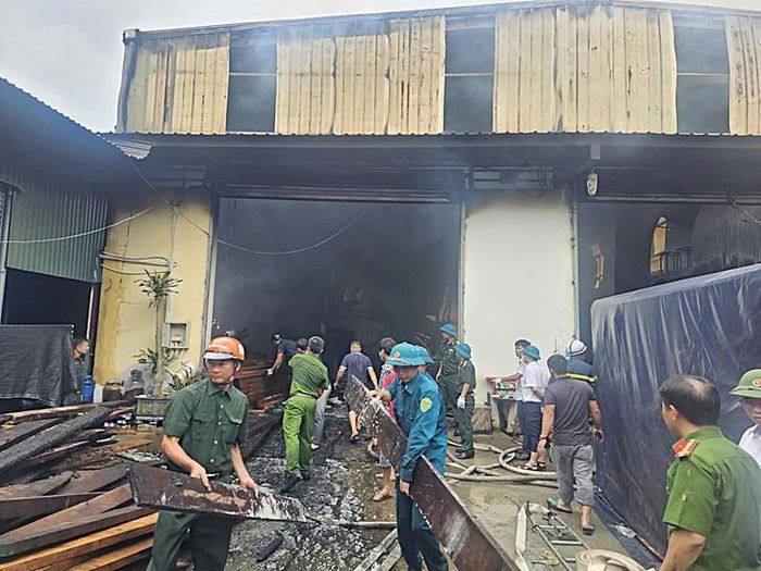 Sáng 19/8, một vụ cháy bất ngờ xảy ra tại phường Chương Mỹ, Hà Nội. Lực lượng chức năng nhanh chóng có mặt triển khai các phương án chữa cháy. (Ảnh Công an TP Hà Nội)