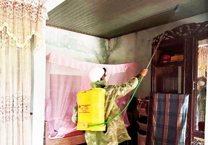 Phun hóa chất diệt muỗi cho các hộ dân xung quanh khu vực có bệnh nhân mắc sốt xuất huyết. Ảnh: Tuấn Dũng.
