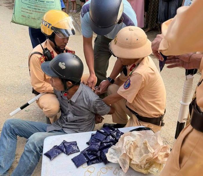 Chặn xe máy, phát hiện khoảng 6.000 viên ma túy tổng hợp. Ảnh: Cục Cảnh sát giao thông, Bộ Công an