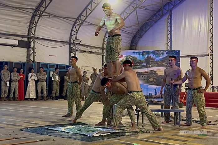 Màn biểu diễn võ thuật uy lực, đậm tinh thần thượng võ của các chiến sĩ mũ nồi xanh hai nước. Ảnh: Thế Vững