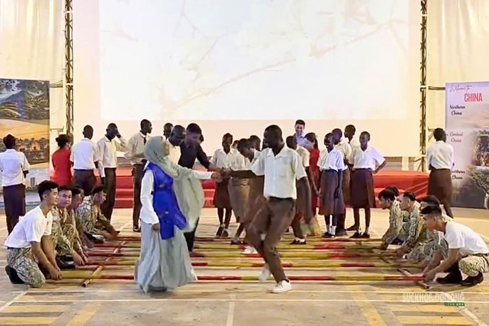 Học sinh bản địa hào hứng hòa mình vào điệu múa sạp truyền thống cùng các chiến sĩ mũ nồi xanh. Ảnh: Văn Thắng