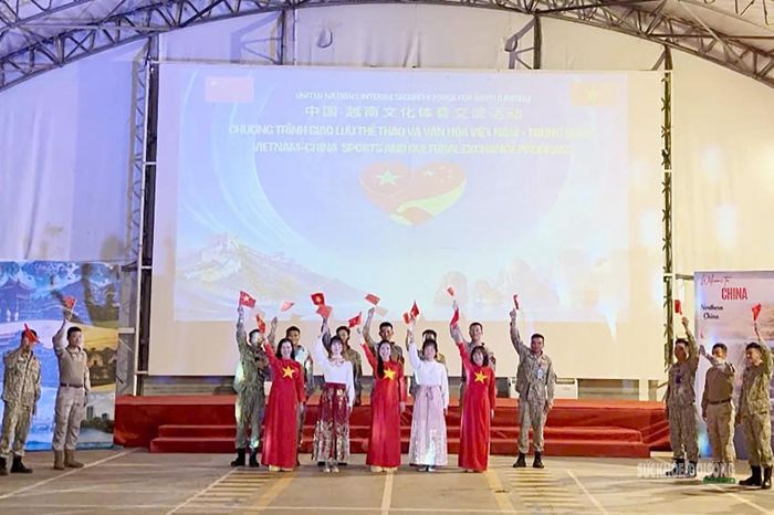 Những tiết mục nghệ thuật đặc sắc mang đậm dấu ấn phối hợp giữa lực lượng gìn giữ hòa bình hai nước. Ảnh: Thế Vững