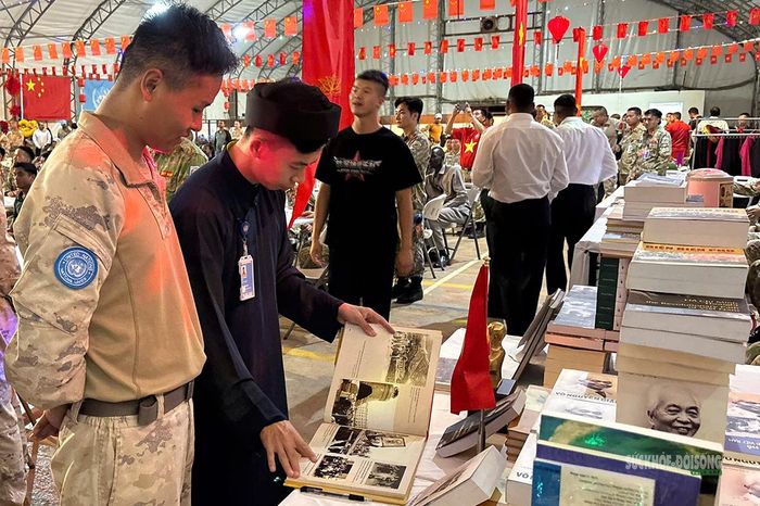 Không gian trưng bày chung giới thiệu những nét văn hóa truyền thống đặc sắc hai nước Việt Nam và Trung Quốc. Ảnh: Hải Yến