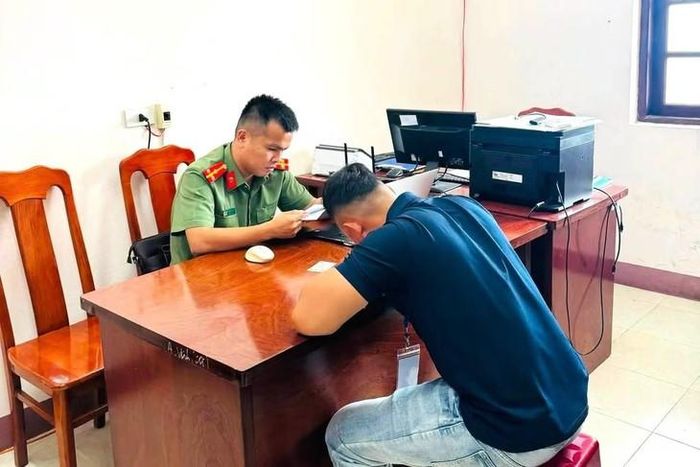 Công an làm việc với người cổ súy mê tín dị đoan. Ảnh: Cục ANM và phòng chống TPSDCNC
