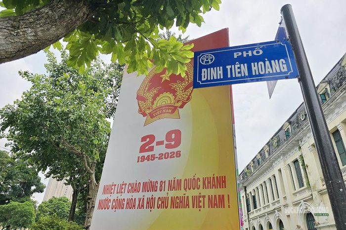 Pano chào mừng 81 năm Quốc khánh trên phố Đinh Tiên Hoàng. Ảnh: T.Anh
