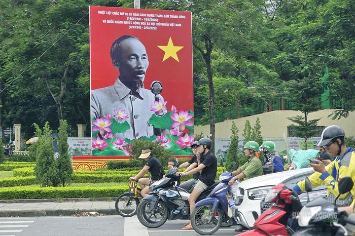 Pano lớn về Chủ tịch Hồ Chí Minh nổi bật trên tuyến phố trung tâm Hà Nội. Ảnh: T.Anh