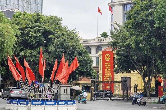 Cụm cờ Tổ quốc tạo điểm nhấn rực rỡ giữa không gian trung tâm Hà Nội. Ảnh: T.Anh