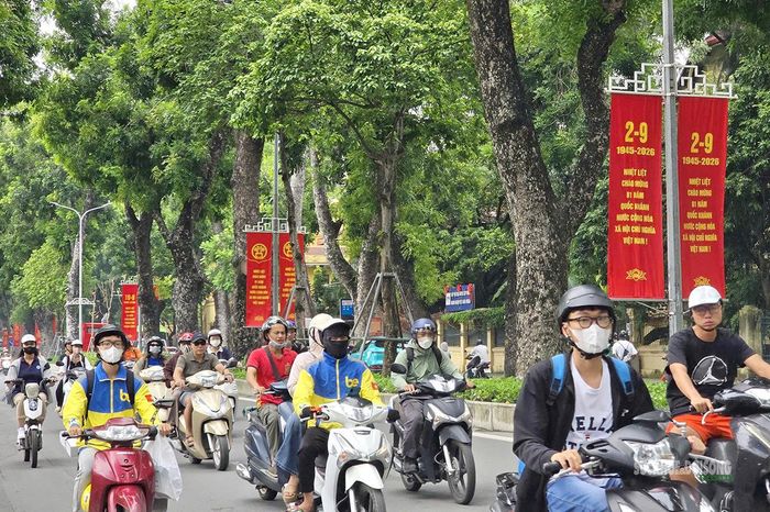 Các tuyến phố rợp sắc đỏ trong những ngày hướng tới Quốc khánh 2/9. Ảnh: T.Anh