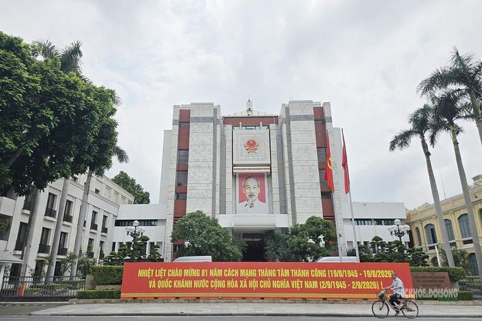 Băng rôn chào mừng 81 năm Cách mạng Tháng Tám và Quốc khánh 2/9 được bố trí trang trọng trước trụ sở cơ quan. Ảnh: T.Anh