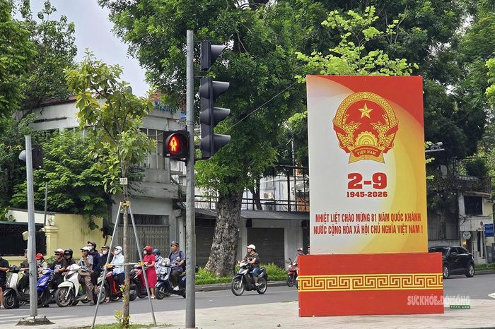 Pano Quốc khánh 2/9 nổi bật tại một nút giao giữa trung tâm Hà Nội. Ảnh: T.Anh